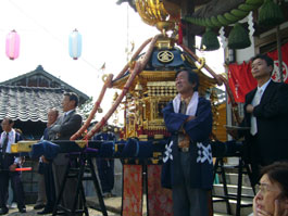 宮前をお神輿が出発