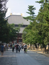東大寺の門前です・・・ここを真っ直ぐ行くと大仏殿に入る門があるのです