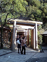 鳥居をくぐる