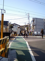 鎌倉駅脇の踏切