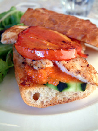 チキンとパプリカペーストのサンドイッチ