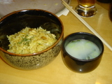 名物のドライカレーと鶏がらスープ