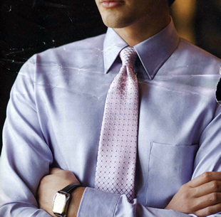 流行の紫のネクタイの巻き方 ネクタイの縛り方 ピンクに近い薄い紫のネクタイに ブルーに近い薄い紫のシャツを合わせる いい笑顔プロジェクト