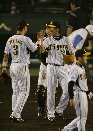 藤川球児通算100セーブ達成で阪神単独首位！今岡誠満塁一掃打