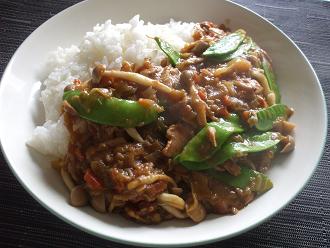 キノコとさやえんどうのツナカレー