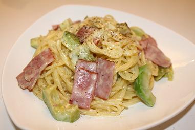 アボカドとベーコンのクリームパスタ